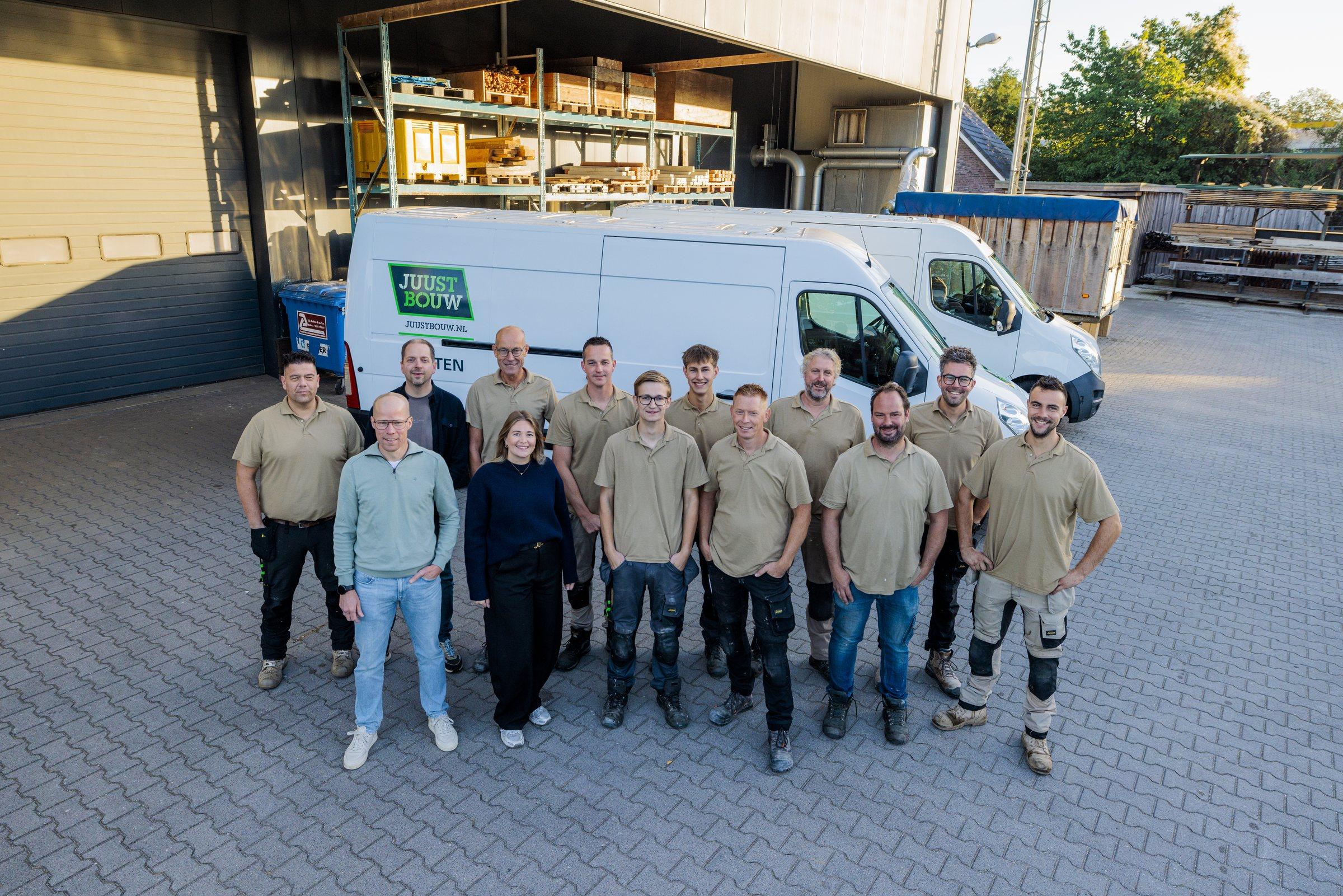 Het team van Juust Bouw voor de bedrijfsbussen bij de werkplaats